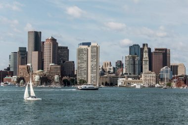 Boston Massachusetts ABD manzarası önünde Charles Nehri'nde yelkenli tekneler gün güneşli yaz