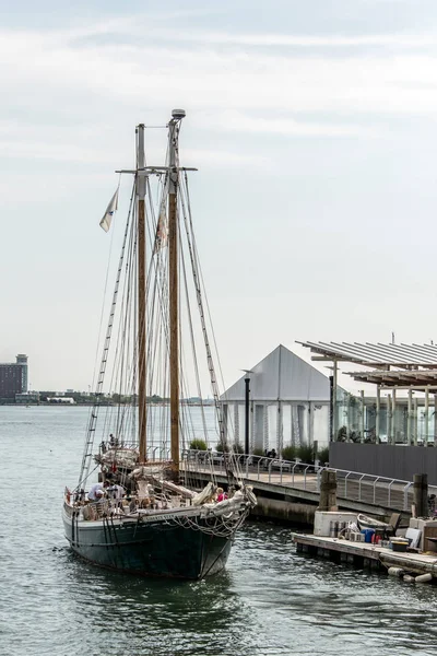04.09.2017 Boston Massachusetts USA -Old big Sailboat sailing boat anchored leaving the harbor — Stock Photo, Image