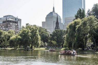 Boston, Massachusetts, ABD 06.09.2017 turist zevk ünlü swan gemilerde Boston kamu bahçe güneşli gün binmek.