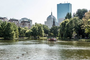 Boston, Massachusetts, turist zevk ünlü swan gemilerde Boston Kamu Bahçe güneşli gün binmek.
