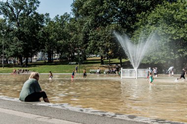 Boston, Ma, ABD 06.09.2017 - aileler çocuk ve insanlar zevk soğutma sprey kurbağa gölet sıcak gün genel Park Yaz