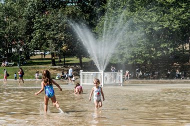 Boston, Ma, ABD 06.09.2017 - aileler çocuk ve insanlar zevk soğutma sprey kurbağa gölet sıcak gün genel Park Yaz