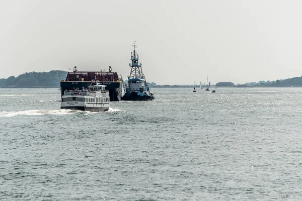 04.09.2017 Boston Massachusetts ABD banliyö feribot genelinde Boston Harbor büyük yük gemisi römorkör ile geçen geliyor — Stok fotoğraf