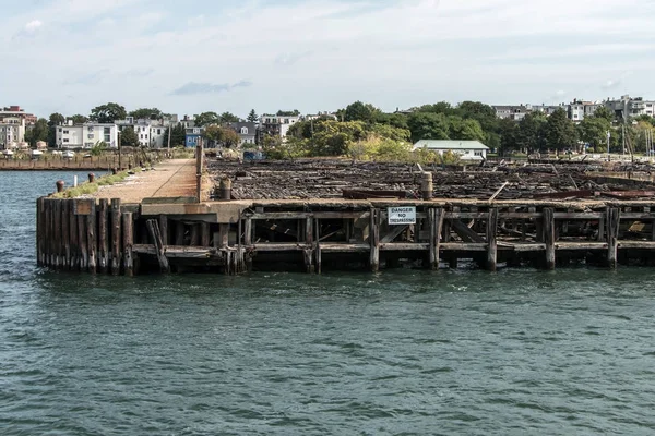 Eski terk edilmiş dock kırık Pier Boston - massachusetts ABD ahşap — Stok fotoğraf