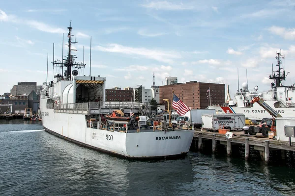 Boston, MA, USA 05.09.2017 - Navires de la Garde côtière américaine amarrés à la base Boston par une journée ensoleillée — Photo