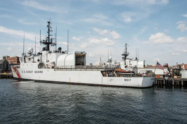 Boston, MA, USA 05.09.2017 - Navires de la Garde côtière américaine amarrés à la base Boston par une journée ensoleillée — Photo