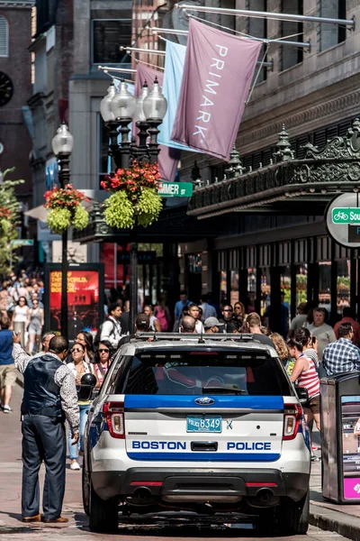 BOSTON MASSACHUSETTS USA 06.09.2017 - Coche de policía de Boston en la ciudad entre el público muchas personas patrullan — Foto de Stock