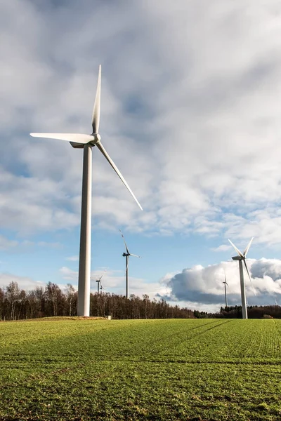 Una vista panorámica del paisaje del parque eólico en Alemania con turbinas generadoras blancas — Foto de Stock