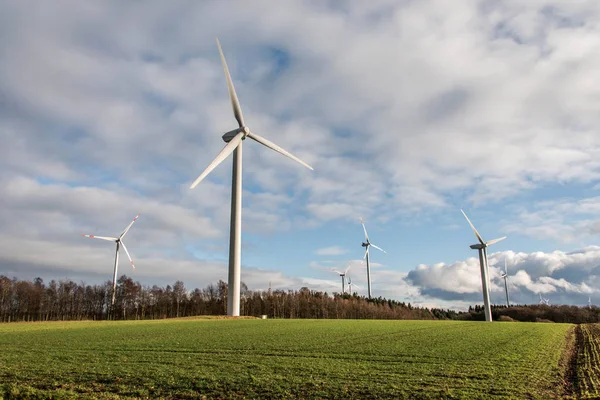 Een panorama-uitzicht over wind farm landschap in Duitsland met witte generator turbines — Stockfoto