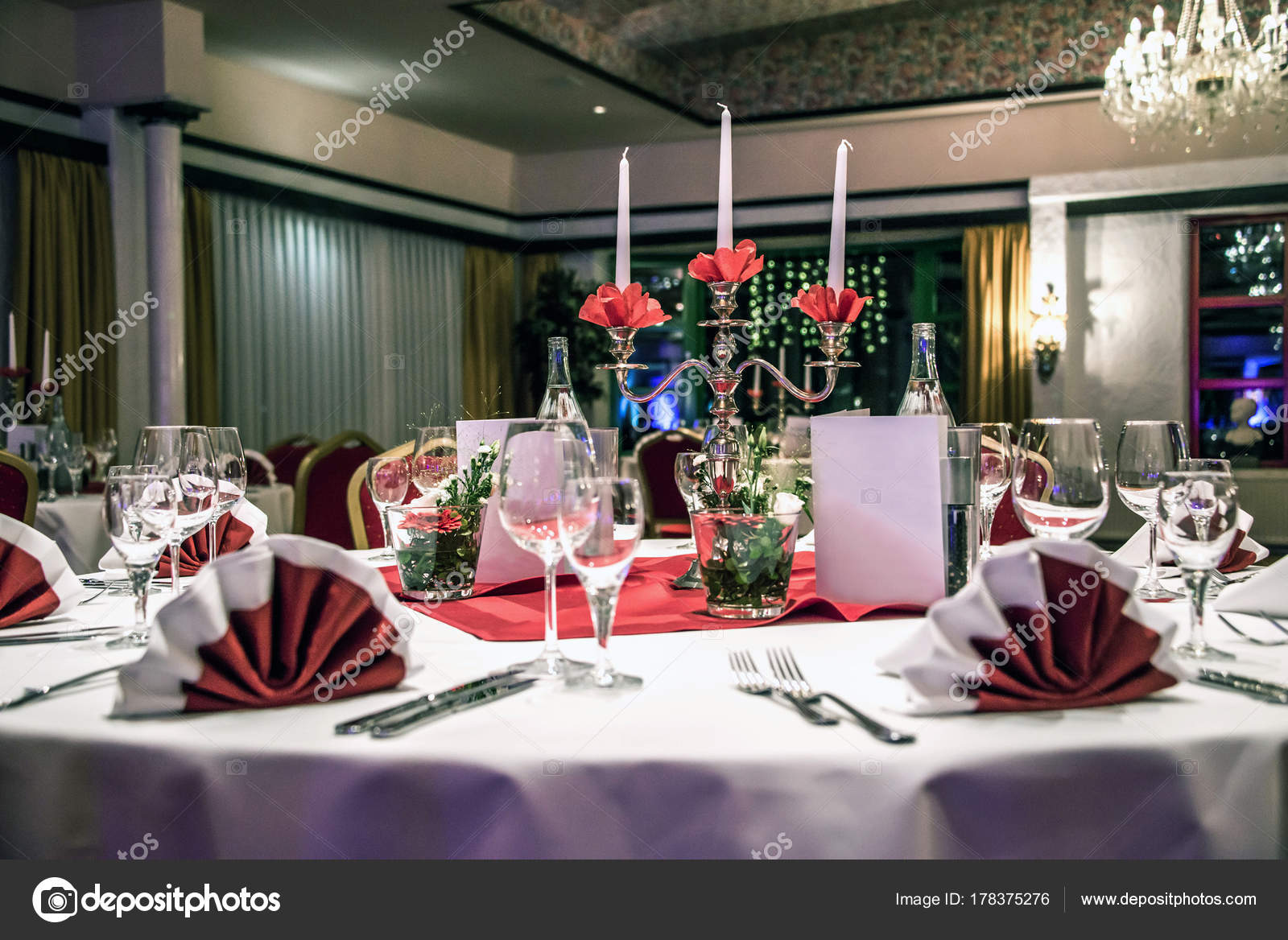 Banquet with red table setting tablecloth white dishes silver ... Banquet with red table setting tablecloth white dishes silver ...