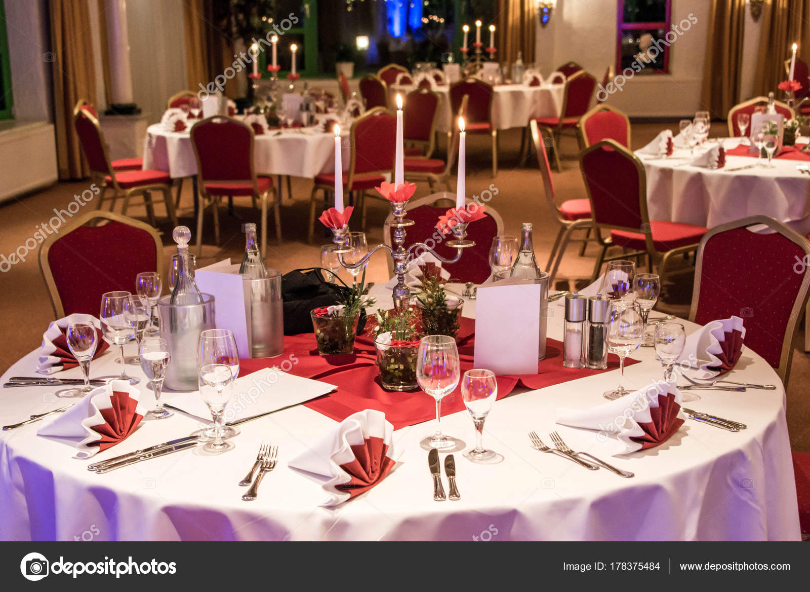Banquet with red table setting tablecloth white dishes silver ... Banquet with red table setting tablecloth white dishes silver ...