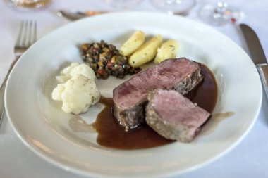 Orta ızgara dana biftek ve patates beyaz arka plan üzerinde üstten görünüm izole plaka üzerinde