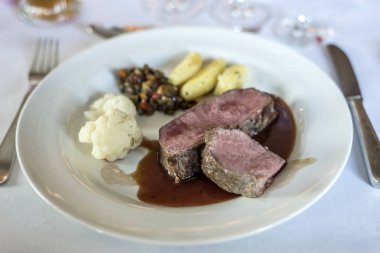 Orta ızgara dana biftek ve patates beyaz arka plan üzerinde üstten görünüm izole plaka üzerinde