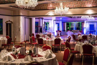 Kırmızı tablo ayarını beyaz masa örtüsü yemekleri gümüş çatal bıçak takımı gözlük ve süslemeleri beyaz kopya metin alanı kartı ile Ziyafet