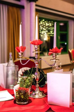 Kırmızı tablo ayarını beyaz masa örtüsü yemekleri gümüş çatal bıçak takımı gözlük ve süslemeleri beyaz kopya metin alanı kartı ile Ziyafet