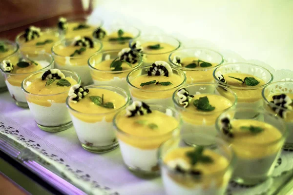 Банка десерта крупным планом на шведском столе со свежими фруктами желе и желтые сливки — стоковое фото