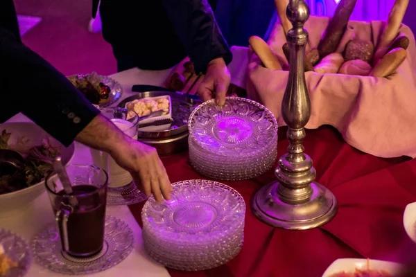 Grupo de pessoas buffet de catering na mesa de comida restaurante de luxo com carne, pão e salada diferente — Fotografia de Stock