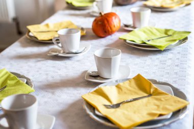 Tabaklar tabak ve kaşık güzel festival sofra renkli sarı sonbahar helloween kabak dekorasyon kahve kupalar