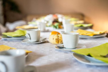 Tabaklar tabak ve kaşık güzel festival sofra renkli sarı sonbahar helloween kabak dekorasyon kahve kupalar