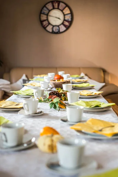 Schön festlich Tisch bunt gelb Herbst helloween Kürbis Dekoration Kaffeebecher Untertassen Teller und Löffel — Stockfoto