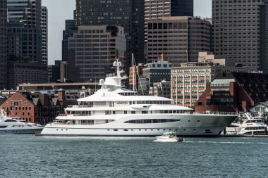 Boston Massachusetts ABD 05.09.2017 Maya Kraliçe yat ve yelkenli tekneler Boston manzarası önünde Charles Nehri'nde bir güneşli yaz gününde