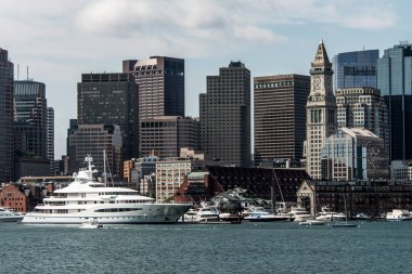 Yat ve yelkenli tekneler Massachusetts ABD Boston manzarası önünde Charles Nehri'nde bir güneşli yaz gününde