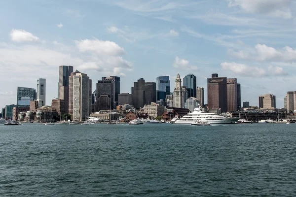 Yat ve yelkenli tekneler Massachusetts ABD Boston manzarası önünde Charles Nehri'nde bir güneşli yaz gününde