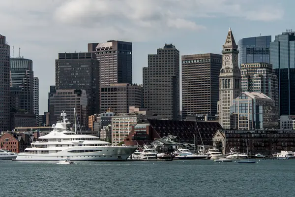 Boston Massachusetts ABD 05.09.2017 Maya Kraliçe yat ve yelkenli tekneler Boston manzarası önünde Charles Nehri'nde bir güneşli yaz gününde