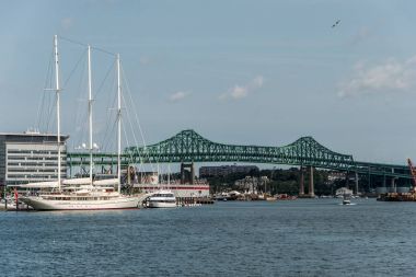 Tobin bridge Boston Ma, ABD ve Boston harbor adlı demirledi Athena 295 ayak yat
