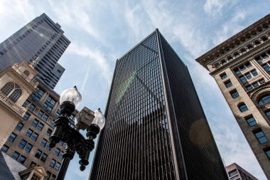 Boston manzarası Towering aşağıdan güneşli gün mavi gökyüzü üzerinde görülen binalar