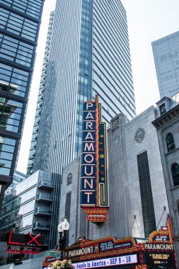 Boston, Ma ABD 06.09.2017 Paramount Tiyatrosu ikonik neon tabela Washington sokak Tiyatrosu ilçe hakimdir.
