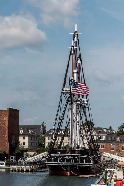 BOSTON, USA 06.09.2017 USS Constitution oldest battleship anchoring Boston harbor at Bunker Hill Monument in Boston MA. — Stock Photo, Image