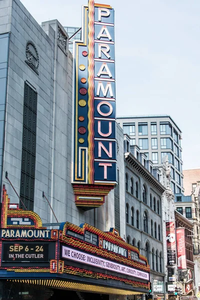 Boston, MA Estados Unidos 06.09.2017 El emblemático cartel de neón del Paramount Theater domina el Washington Street Theater District — Foto de Stock