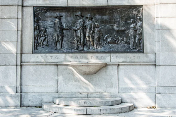 Boston, Massachusetts, USA Boston Public Garden Sign Monument stating founded 1650 — Stock Photo, Image