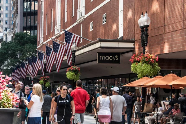 Boston, MA USA 06.09.2017 - Macys Shopping Mall Store con gente caminando y bandera americana ondeando — Foto de Stock