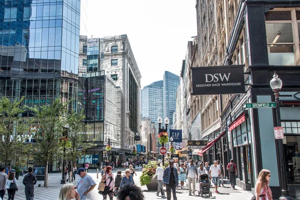 Boston, MA EUA 06.09.2017 - Shop Street com diferentes lojas com pessoas andando e fazendo compras — Fotografia de Stock