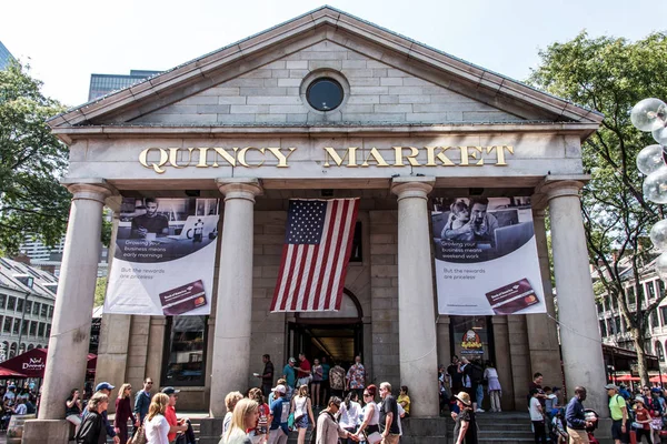 BOSTON ESTADOS UNIDOS 05.09.2017 -pessoas no exterior Faneuil Shopping Hall Quincy Market Government Center cidade histórica — Fotografia de Stock