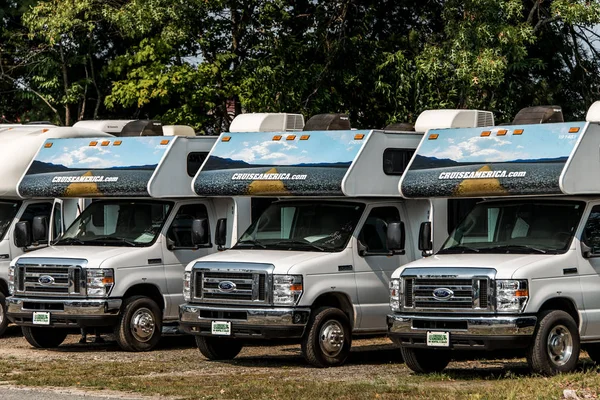 Ontario Kanada 30.09.2017 wiele parkowania Rv Kamper Ameryki Cruise — Zdjęcie stockowe