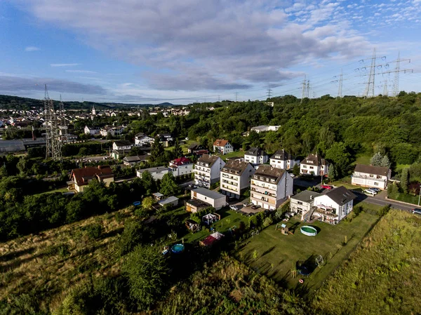 Veduta aerea dei dintorni e del villaggio di Andernach in Germania in una giornata estiva soleggiata con cielo blu — Foto Stock