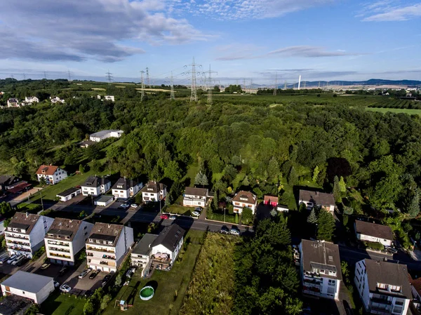 Veduta aerea dei dintorni e del villaggio di Andernach in Germania in una giornata estiva soleggiata con cielo blu — Foto Stock