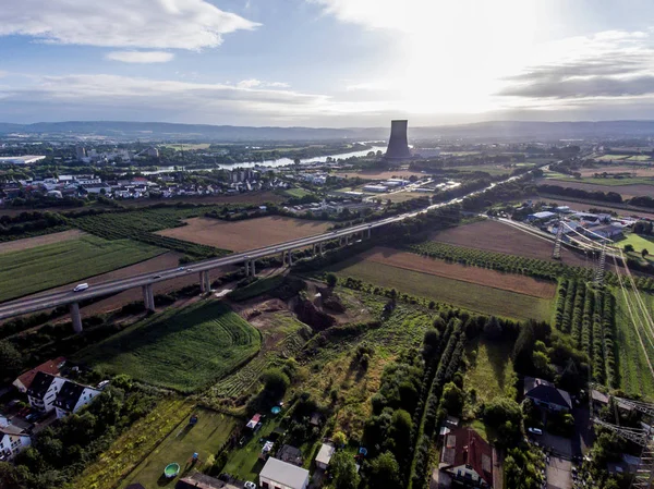 La vista sull'autostrada del ponte verso una centrale nucleare in Germania Koblenz Andernach nella giornata di sole — Foto Stock