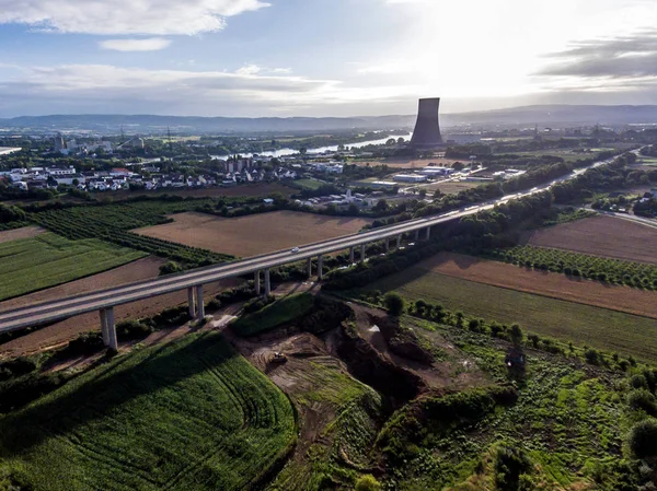 A vista sobre a rodovia ponte para uma usina nuclear na Alemanha Koblenz Andernach no dia ensolarado — Fotografia de Stock