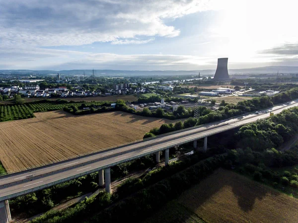 La vista sull'autostrada del ponte verso una centrale nucleare in Germania Koblenz Andernach nella giornata di sole — Foto Stock