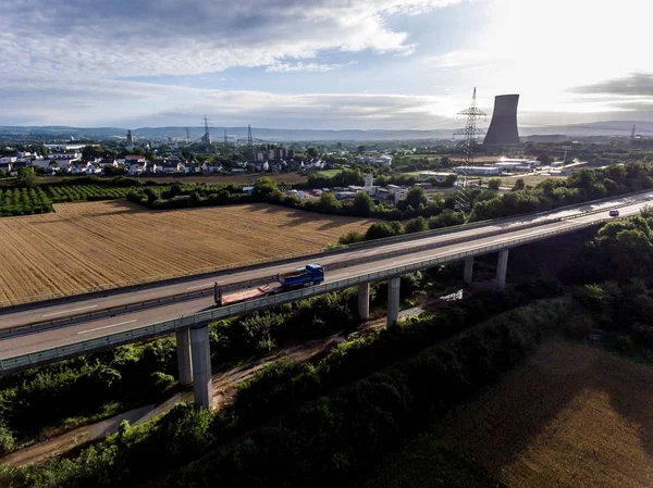 A vista sobre a rodovia ponte para uma usina nuclear na Alemanha Koblenz Andernach no dia ensolarado — Fotografia de Stock