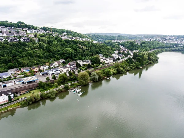 Luftaufnahme von Umgebung und Dorf Vallendar in Deutschland an einem sonnigen Sommertag mit blauem Himmel — Stockfoto