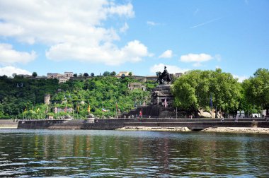 Ren ve mosele birlikte güneşli bir günde Koblenz şehir Almanya 03.05.2011historic anıt Alman köşe nehirlerinin