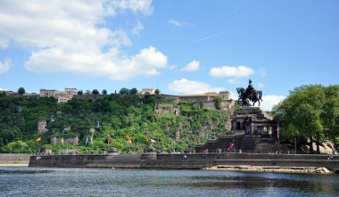 Ren ve mosele birlikte güneşli bir günde Koblenz şehir Almanya 03.05.2011historic anıt Alman köşe nehirlerinin