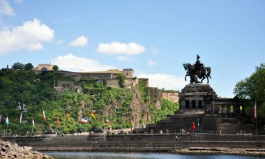 Ren ve mosele birlikte güneşli bir günde Koblenz şehir Almanya 03.05.2011historic anıt Alman köşe nehirlerinin