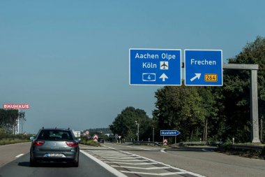 Frankfurt, Almanya 29.09.2017-Havaalanı Köln Köln'e önde gelen Alman Otoban Otoban mavi yol işaret