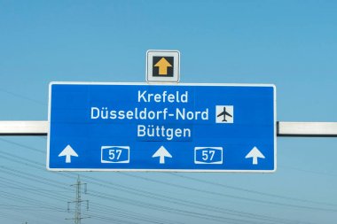 Airport duesseldorf için önde gelen Alman Otoban Otoban mavi yol işaret